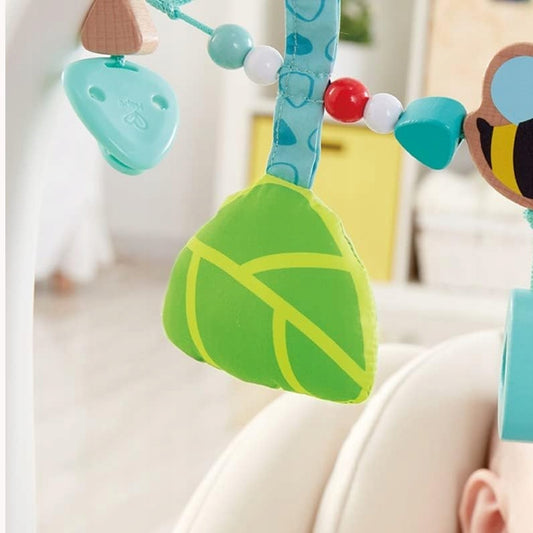HAPE drevená retiazka na kočík ČMELIAK 39,5 cm