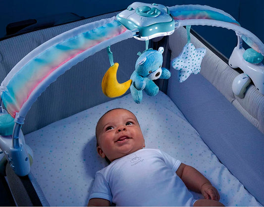 CHICCO Rainbow Sky 2v1 hrazdička na kočárek a hrací skříňka s noční lampičkou