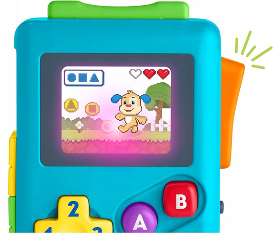 Zbliżenie ekranu konsoli Fisher-Price Lil Gamer z pieskiem, różową poświatą i graficznie zaznaczonym bocznym przyciskiem.