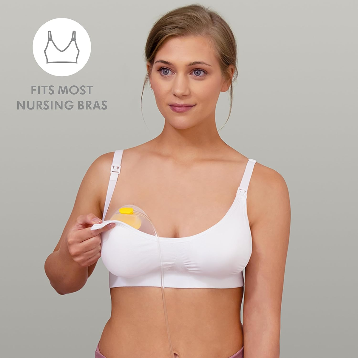 Kobieta z jedną muszlą Medela Solo Hands-Free umieszczoną w białym biustonoszu; podpis na grafice.