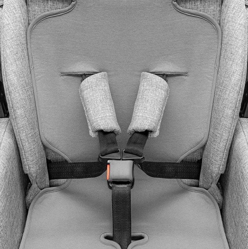 Zbli�enie szarej wk�adki Reer TravelKid Breeze i pas�w na siedzisku w�zka.