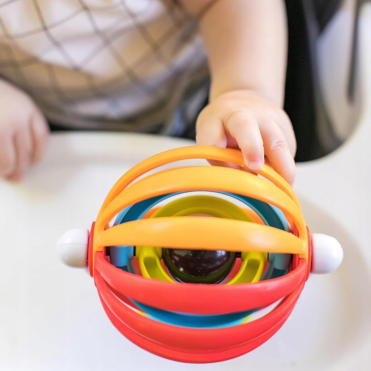 BABY EINSTEIN Sticky Spinner hračka s hrkálkou a prísavkou 3 m+