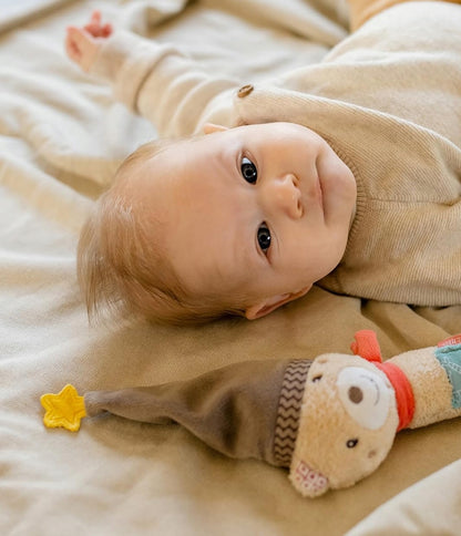FEHN plyšová hrkálka s pískatkom MEDVEĎ BRUNO 17 cm