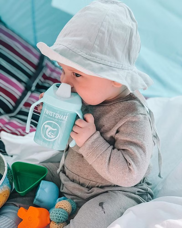 TWISTSHAKE Mini Cup nerozlievací pohár s náustkom a mixérom 230 ml 4 m+