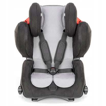 Szara wk�adka Reer TravelKid Breeze zamontowana w czarno-czerwonym foteliku.