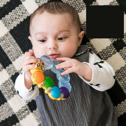 BABY EINSTEIN chladiace a masážne hryzadlo s hrkálkou HÚSENICA 3 m+