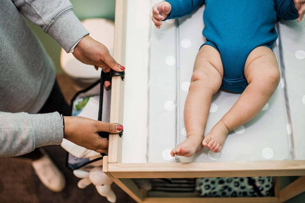 TOMMEE TIPPEE Easi Change skladací organizér na prebaľovanie na stôl 38 cm