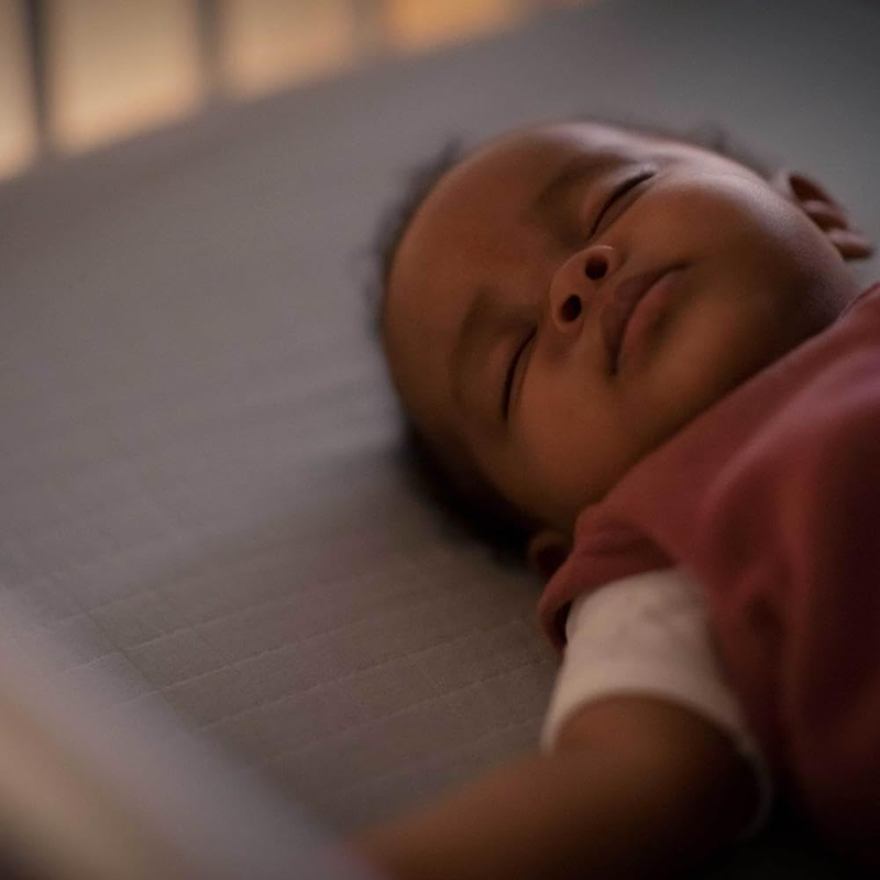 MAXI-COSI Glow inteligentna lampka nocna pod łóżeczko z aplikacją 30 cm