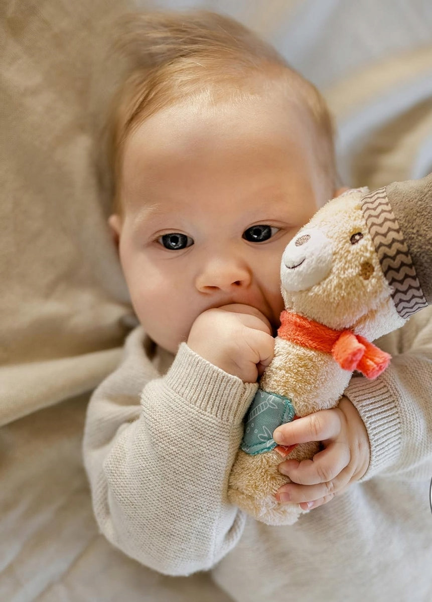 FEHN plyšová hrkálka s pískatkom MEDVEĎ BRUNO 17 cm