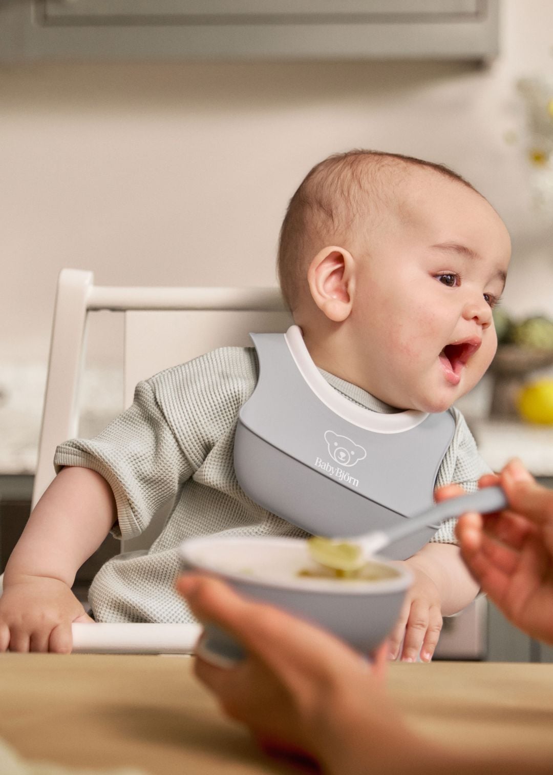 BabyBjörn 073004 sivé lyžičky na kŕmenie s dlhou rúčkou