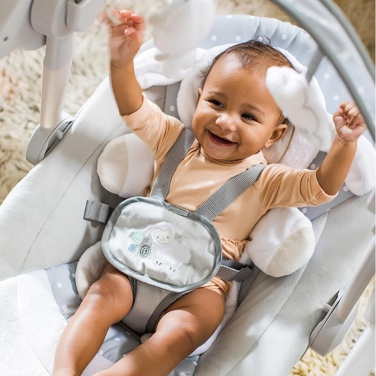 INGENUITY Comfort2GO ležadlo ZVUKY VIBRÁCIE Cuddle Lamb