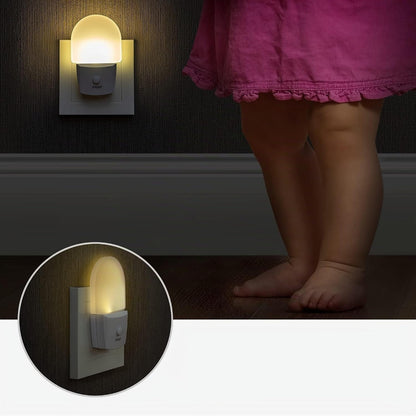 REER NightGuide nočné LED svetlo do zásuvky s vypínačom 6 x 9,5 cm