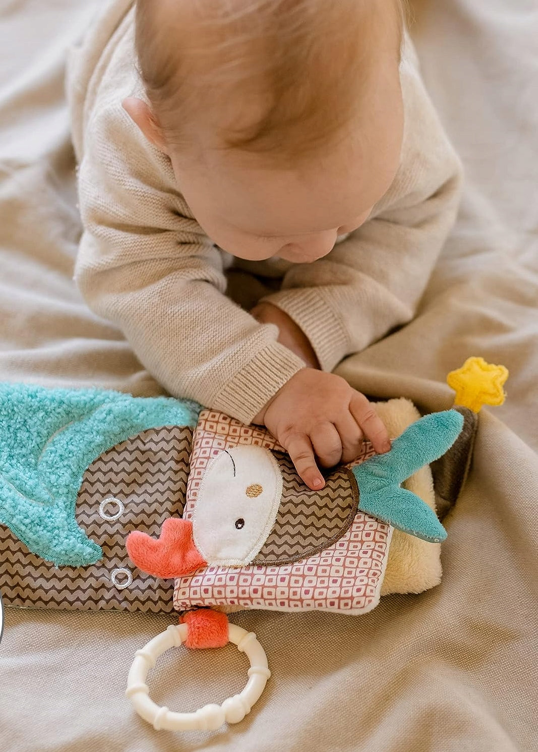 FEHN Miś Bruno książeczka sensoryczna z lusterkiem ZAWIESZKA