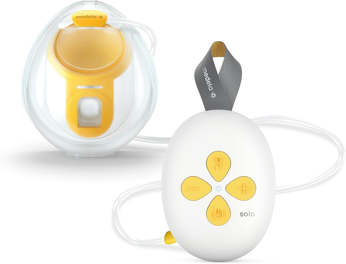 Medela Solo Hands-Free: biało-żółty panel laktatora połączony przewodem z jedną przezroczystą muszlą.