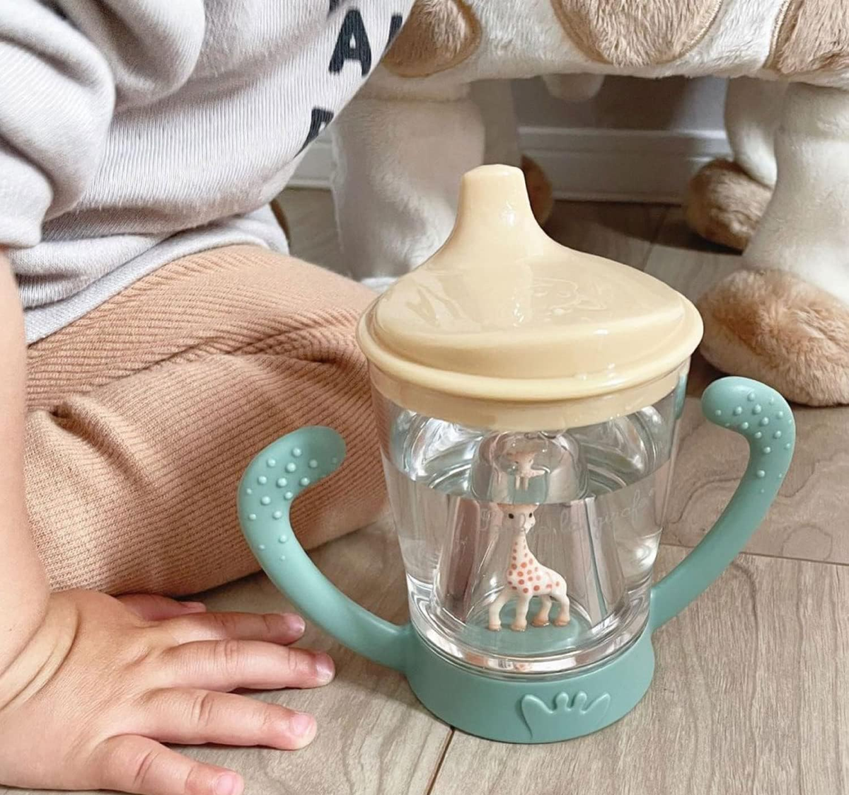 VULLI Sophie la Girafe nevytekajúci pohár s náustkom 180 ml 6 m+