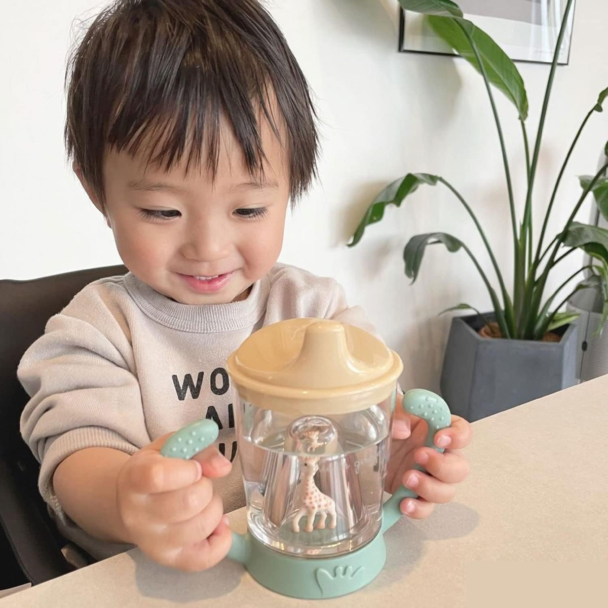 VULLI Sophie la Girafe nevytekajúci pohár s náustkom 180 ml 6 m+