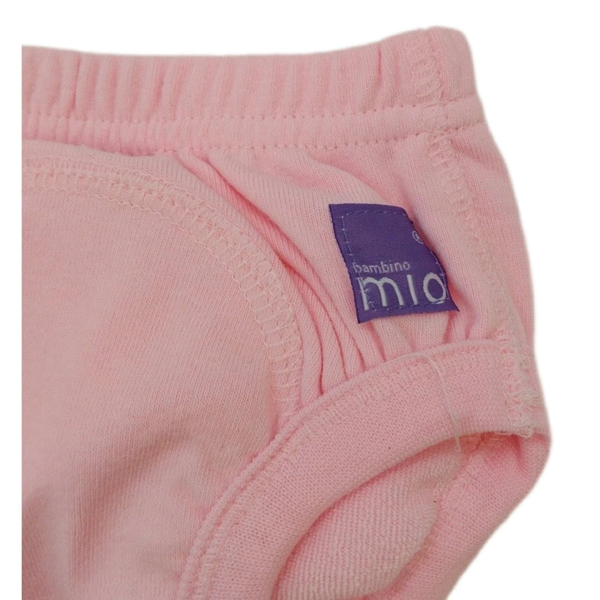 Bambino Mio zbliżenie szwów i metki na jasnoróżowych majtkach treningowych