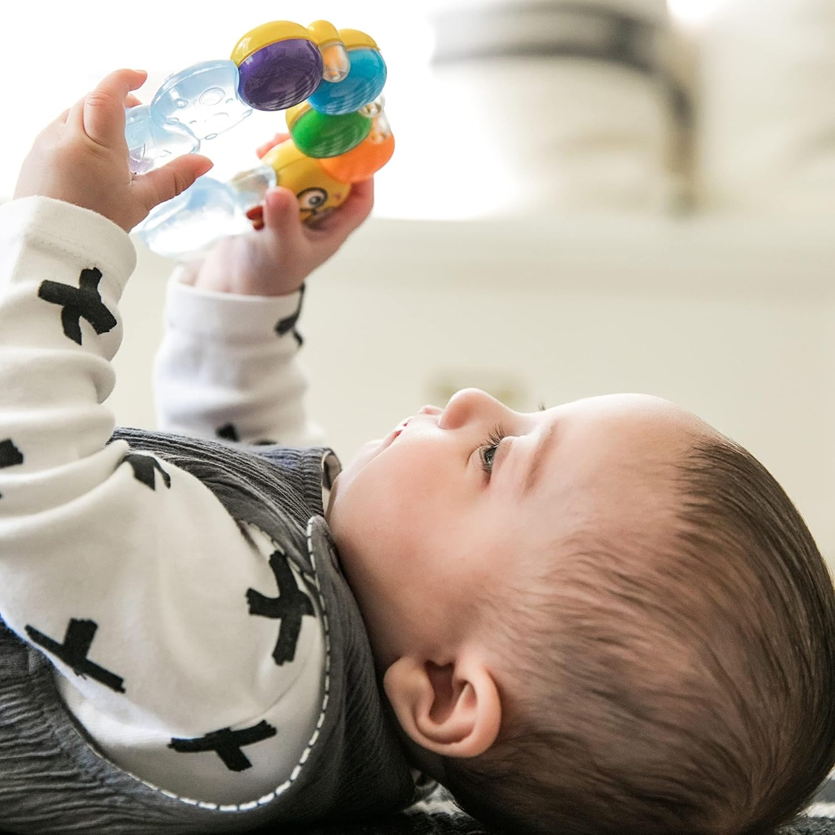 BABY EINSTEIN chladiace a masážne hryzadlo s hrkálkou HÚSENICA 3 m+