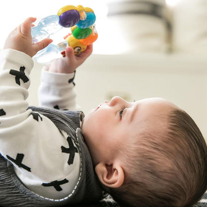 BABY EINSTEIN chladiace a masážne hryzadlo s hrkálkou HÚSENICA 3 m+