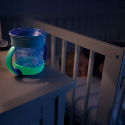 NUK Mini Magic Cup SVETIELKUJÚCI NEKVAPKÁVAJÚCI POHÁR 160 ml