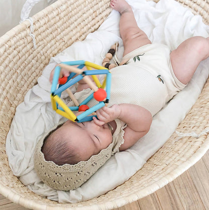 BLUE RIBBON drevený uchopovač hrkálka 13 cm