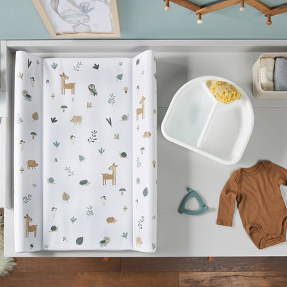 Rotho Babydesign Waldtiere — poglądowe zdjęcie maty z góry w aranżacji z akcesoriami