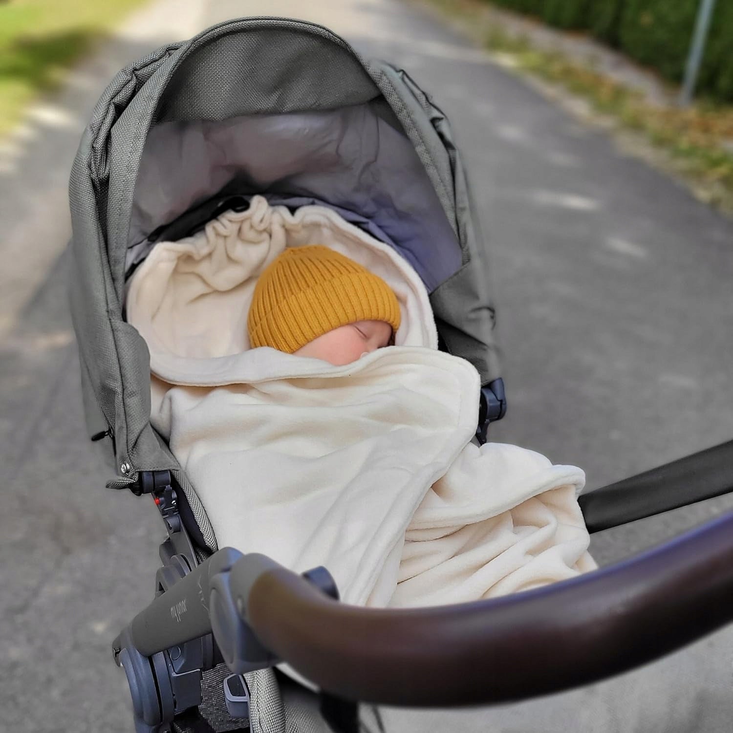 HOPPEDIZ fleece wrap blanket for a car seat with 3- and 5-point harnesses