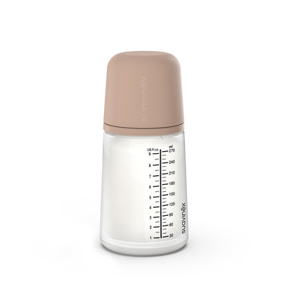 Butelka Suavinex Zero Zero Medium 270 ml z cielistą osłoną założoną na smoczek.