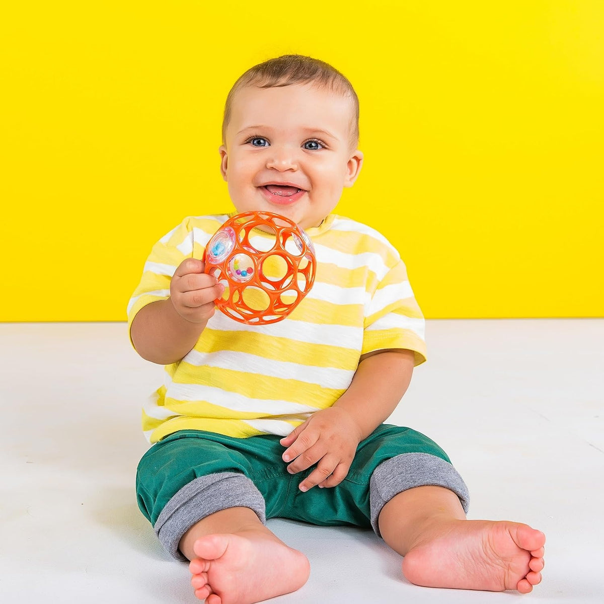BRIGHT STARTS Oball Rattle hryzadlo s úchytom a hrkálkami 10 cm