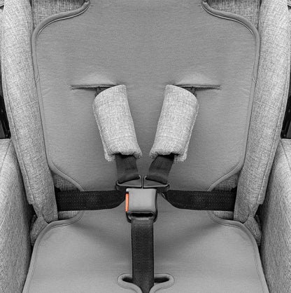 Zbli�enie szarej wk�adki Reer TravelKid Breeze i pas�w na siedzisku w�zka.