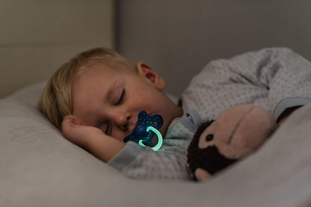 b>through the dark Set of two pacifiers with symmetrical silicone pacifiers. SX Pro silicone cap;
