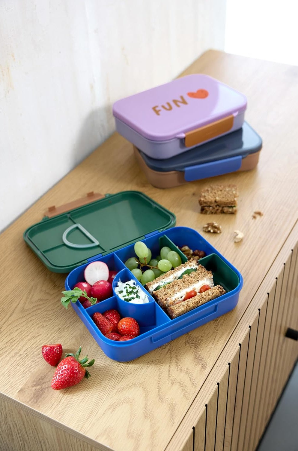 LÄSSIG Bento desiatový box s priehradkami 17 × 21 cm Dúha