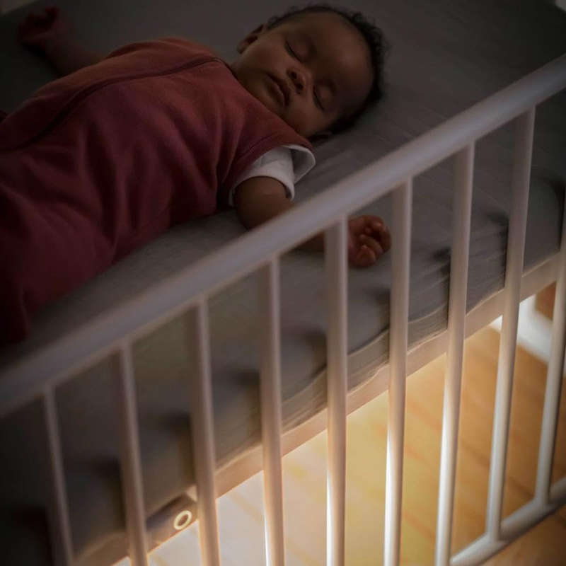MAXI-COSI Glow inteligentna lampka nocna pod łóżeczko z aplikacją 30 cm