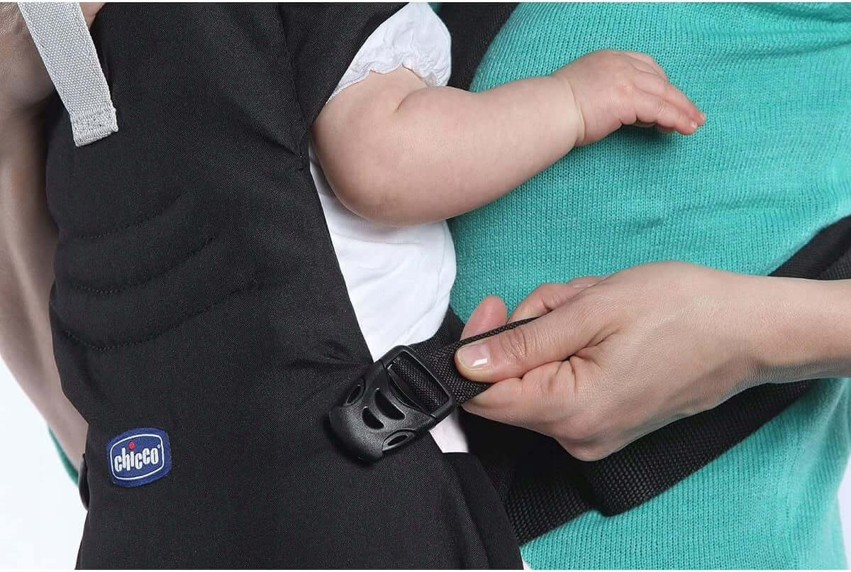 CHICCO EASY FIT nosidełko ergonomiczne, czarne, zapięcie i noszenie dziecka blisko rodzica