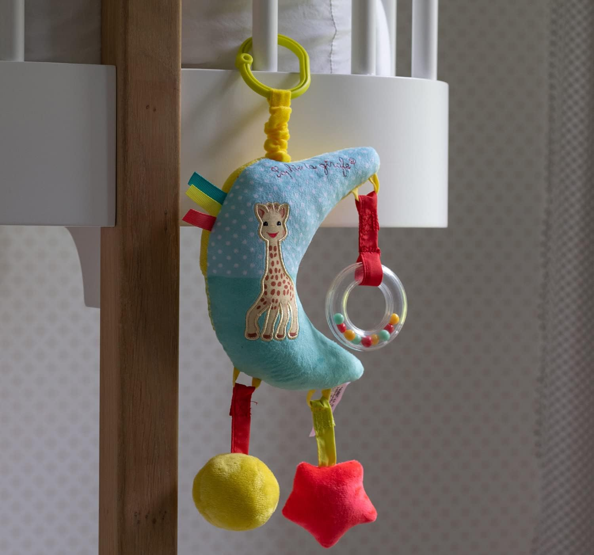 SOPHIE LA GIRAFE závesná hračka s hracím mechanizmom na kočík a postieľku 28 cm MESIAC