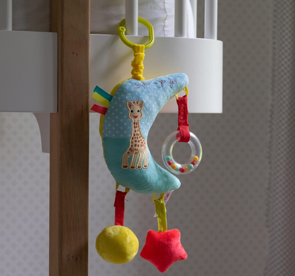 SOPHIE LA GIRAFE závesná hračka s hracím mechanizmom na kočík a postieľku 28 cm MESIAC